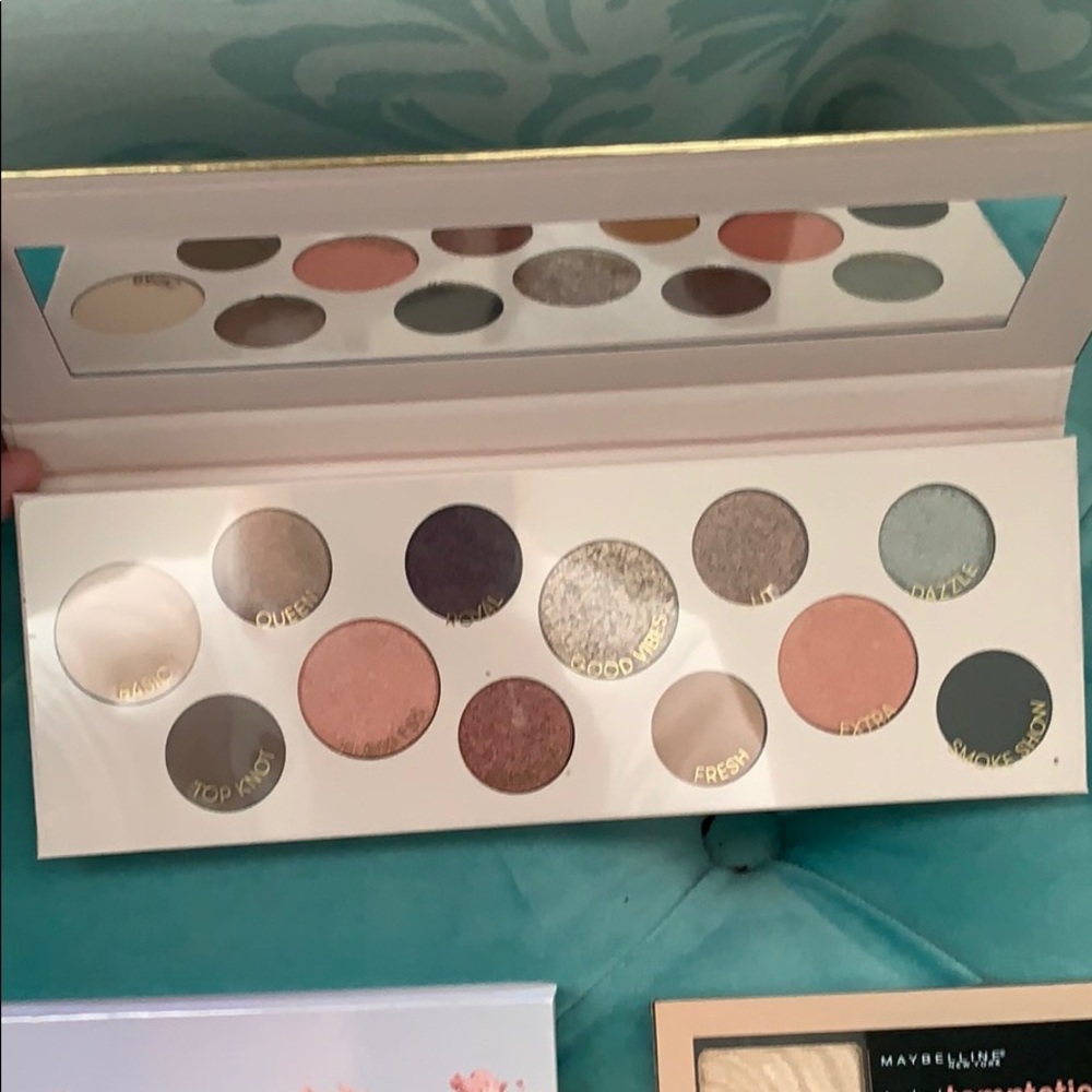 👑New- Makeup Bundle👑 - Picture 2 of 6
